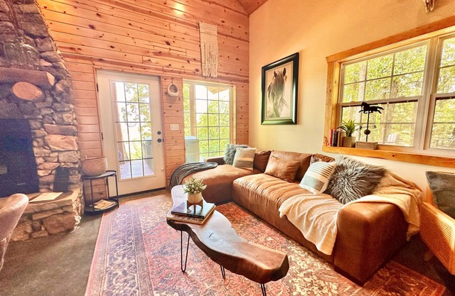 Hilltop Cabin + Hot Tub, Wi-Fi, & Fireplace Bliss