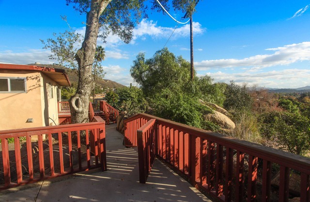 Hilltop Efficiency Apartment and Patio with Panoramic View