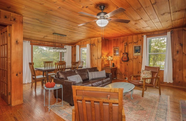 Hilltop Haven - Historic Pet Friendly Cottage in Brevard