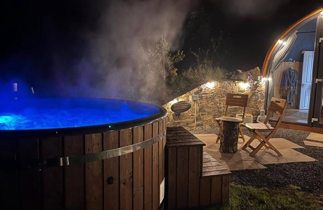 Hilltop Hideaway (Secluded pod + Private hot tub)