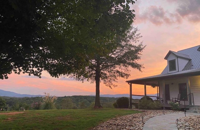 Hilltop House at Serenity Ridge, Private Hot Tub + Breathtaking Sunset Views
