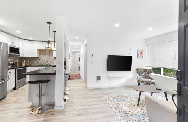 Hilltop in Seattle - modern and well appointed