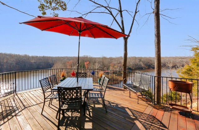 Hilltop Lakefront Historical Home w/SPECTACULAR VIEW 40 min from Washington DC!