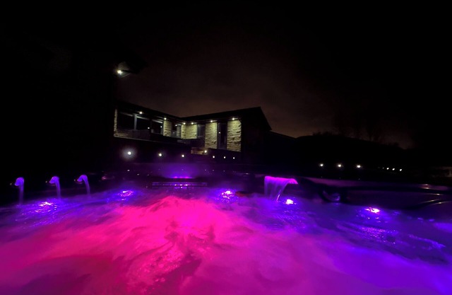 Hilltop Retreat: Panoramic Views, Sunsets, Seclusion, Hot Tub, Fire Pit