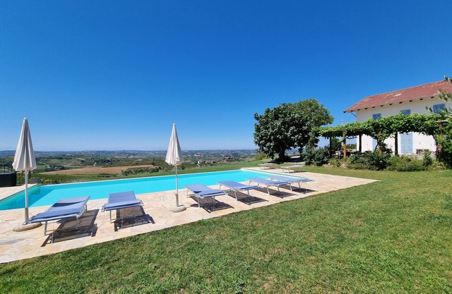 Hilltop, stunning view and infinity pool!