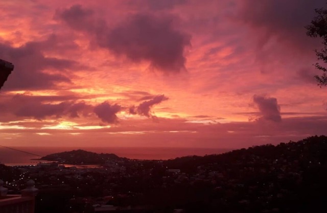 Hilltop View Guesthouse - 2 br AptnStunning City View