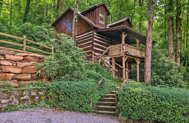 Historic 1850s Log Cabin: Enjoy the holiday season in the Smokies. ❄️☃️❄️