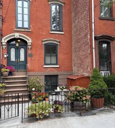 Historic 1869 Brownstone 15 min to NYC downtown