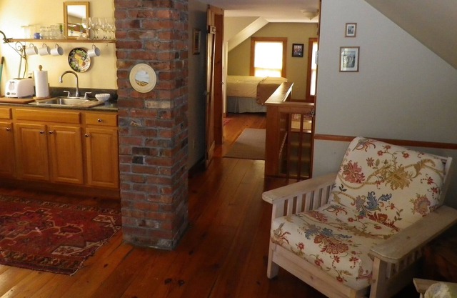 Historic 3rd floor 1 Bedroom (Sleeps 4) Tastefully Decorated, ~AC~apartment