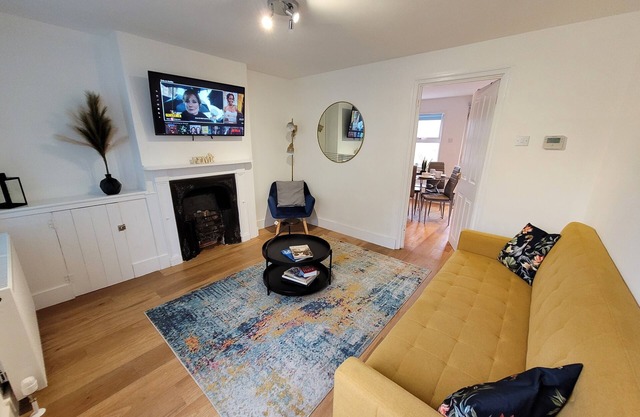 Historic Charm Meets Modern Comfort – Perfect Base in Colchester