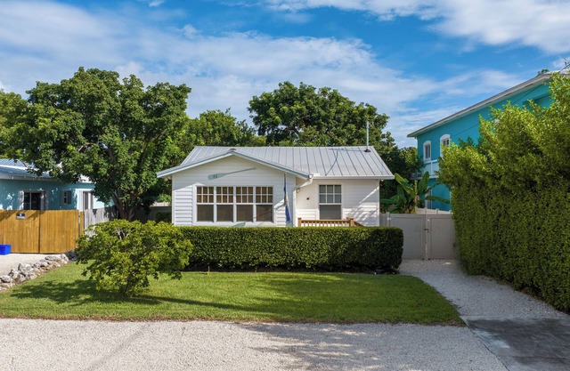 Historic Charming 2-bedroom cottage with WiFi, AC in Key Largo