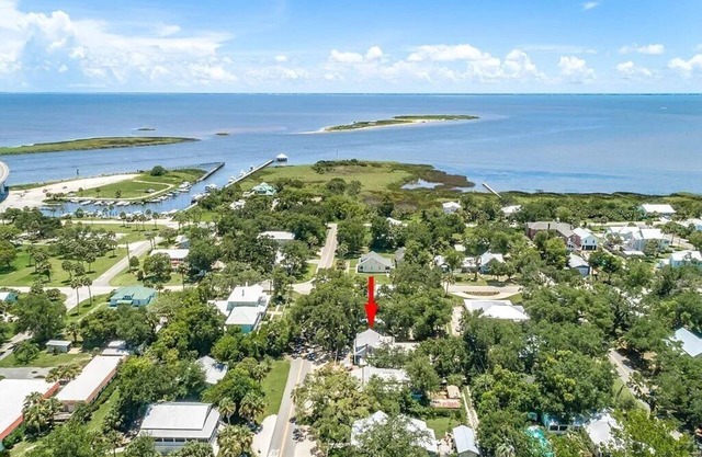 Historic Coastal Retreat: 3‑BR Cape Cod Cottage w/Courtyard, Porch & Bay Access