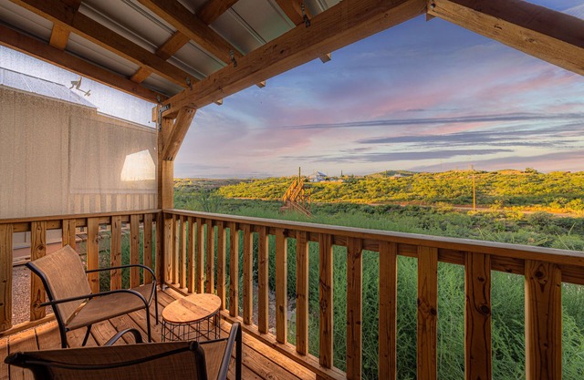 Historic Decor, Free WIFI&Parking, walking distance, Miners Cabin #4 (KING Bed)