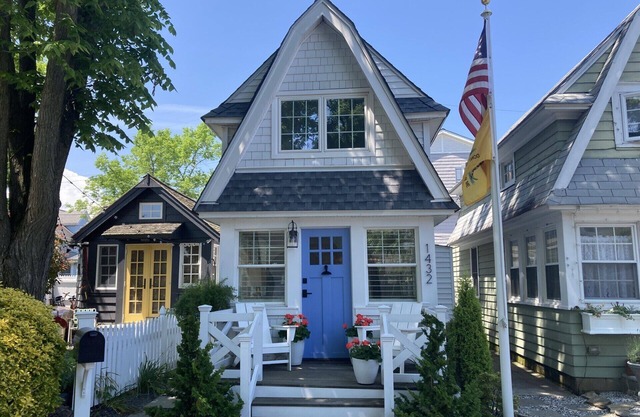 Historic Dollhouse by the Bay: Walk to Beach & Boardwalk!