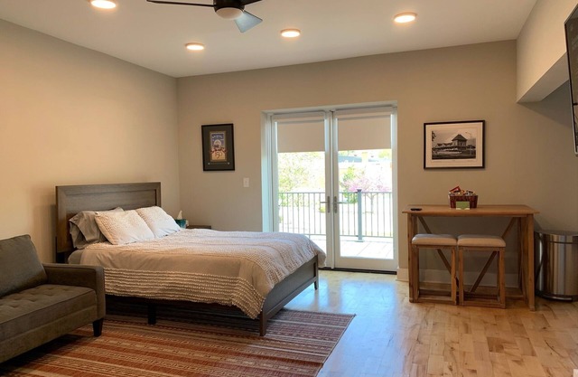 Historic Downtown Bristol Studio - Free Parking - Steps from State Street