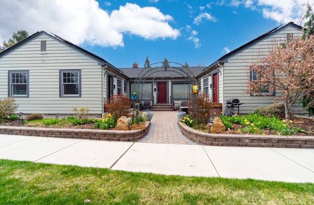 Historic Drake Cottage 30 Day Rental. Across from Drake Park, Mirror Pond, downtown Bend. Furnished.