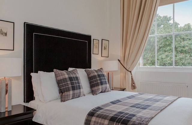 Historic Edinburgh property transformed into a modern townhouse. Free parking.