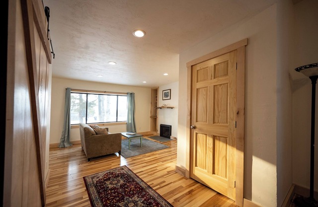 Historic Hawkes Apartment-downtown washburn, close to beaches, restaurants, etc