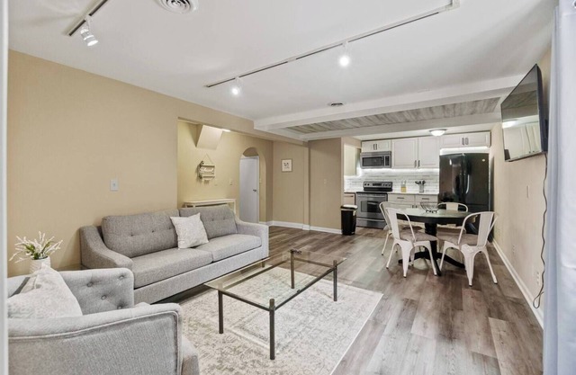 Historic Mansion Apt 3 in Downtown - Free Parking!