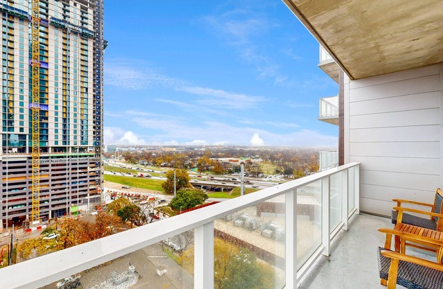 Historic Rainey St. condo with skyline views - rooftop pool & gym