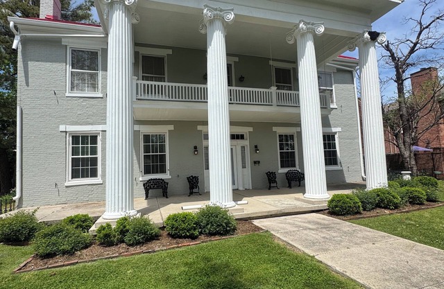 Historic Stonewall Stays Room for 12 w/New Bunk Room