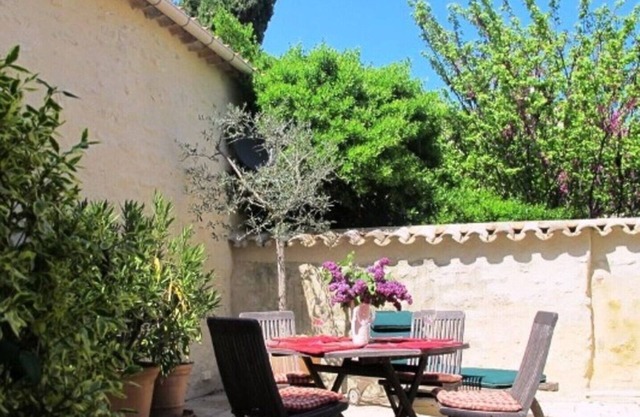 Historic Uzes - spacious 18th century townhouse with large, sunny terrace