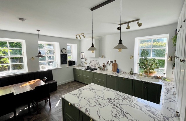 Historic Woodland Getaway, Perfect for Cosy Gatherings - v family-friendly