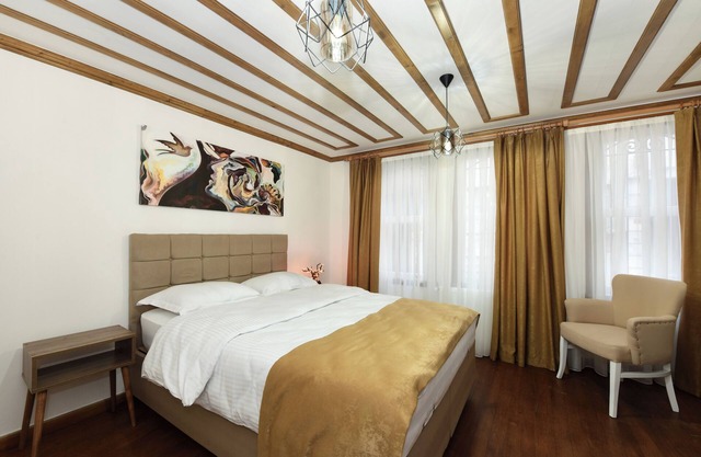 Historical Cozy Dublex Wood Apt at Galata