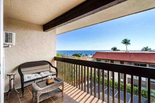 Historical Kailua Village, Ocean View, AC, King Bed, Lanai, Pool,