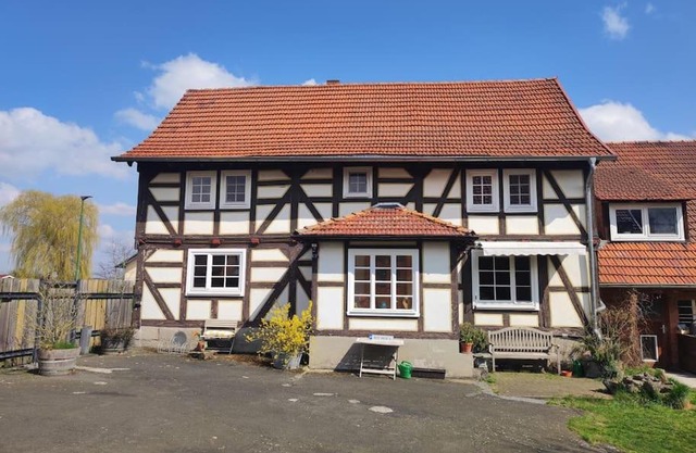 Historischer Hof, einladend für Mensch und Tier.