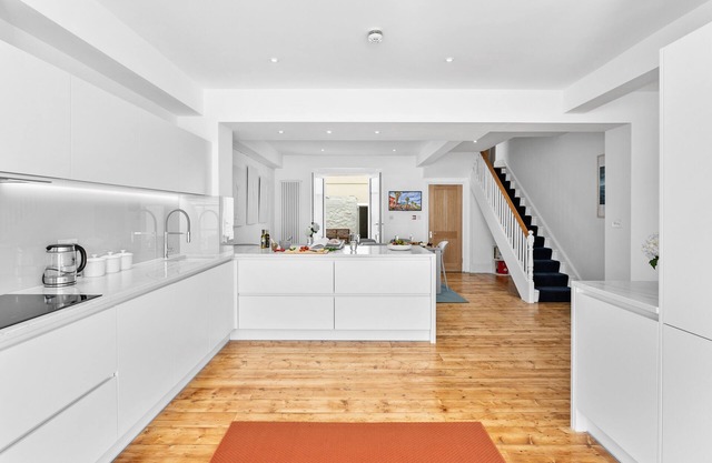 Hoe Park House | Sleeps 10 | Historic, Central | Near Dining, Bars & Seafront