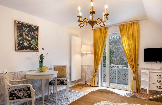 Holiday Apartment 'Veilchen' with Shared Garden, Balcony and Wi-Fi