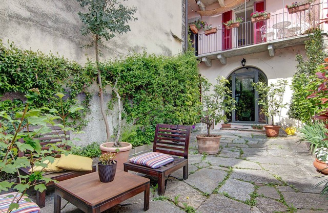 Holiday Apartment "The Court" with Mountain View, Shared Terrace & Wi-Fi