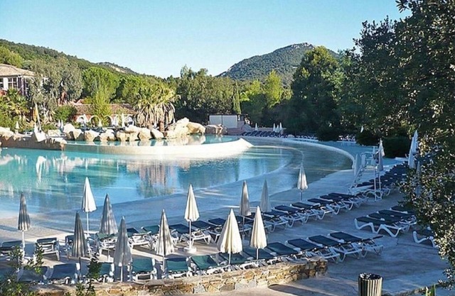 Holiday Apartment 2 swimming pools 1 of which is heated. wifi. Air conditioning