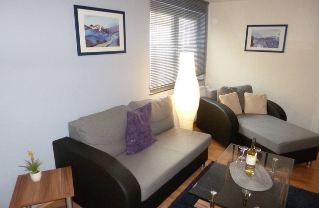 Holiday Apartment 'Haus Uni Koblenz Wohnung 2' with Shared Terrace and Wi-Fi