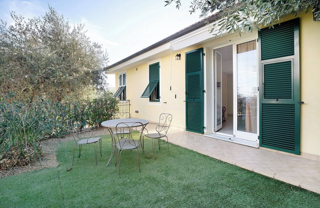 Holiday Apartment "La Taggiasca" with Sea View, Private Garden & Wi-Fi