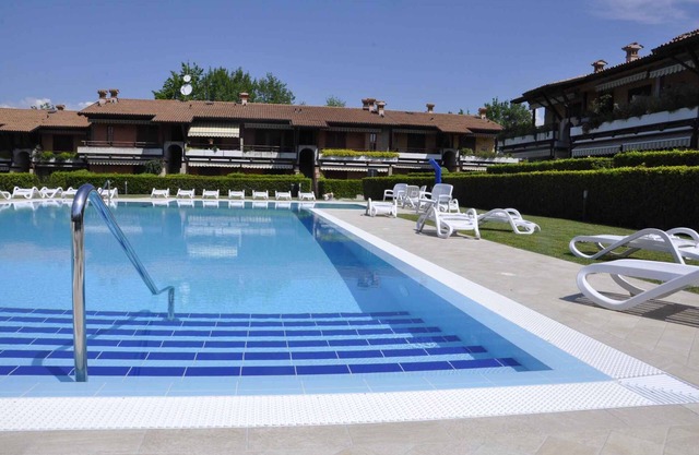 Holiday apartment near the center with swimming pool, air conditioning, parking lot
