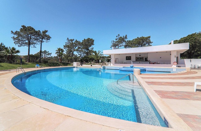Holiday Apartment “Noa Apartment” with Pool, Wi-Fi, A/C, Terrace & Garden; Parking Available