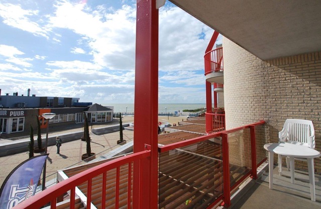 Holiday apartment right at the beach and IJsselmeer