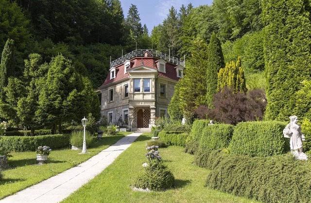 Holiday Apartment 'Romance in the Castle' with Mountain View, Private Garden and Wi-Fi