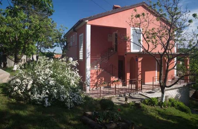 Holiday apartment with garden and Internet