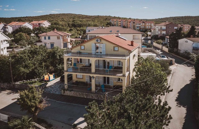 Holiday apartment with sea view, air conditioning and close to the beach