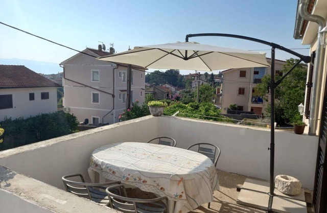 Holiday apartment with terrace near the sea