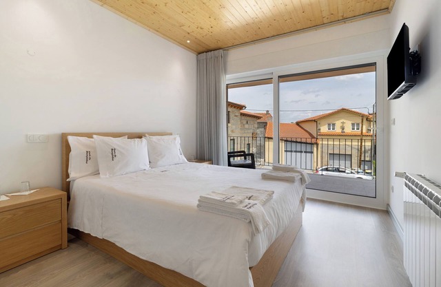Holiday Bedroom 'Quarto Duplo Canhoteiros' with Mountain View, Wi-Fi and Air Conditioning