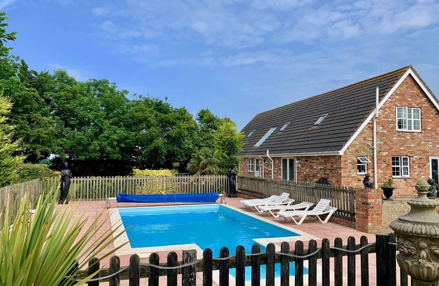 Holiday Cottage with pool, sleeps 6