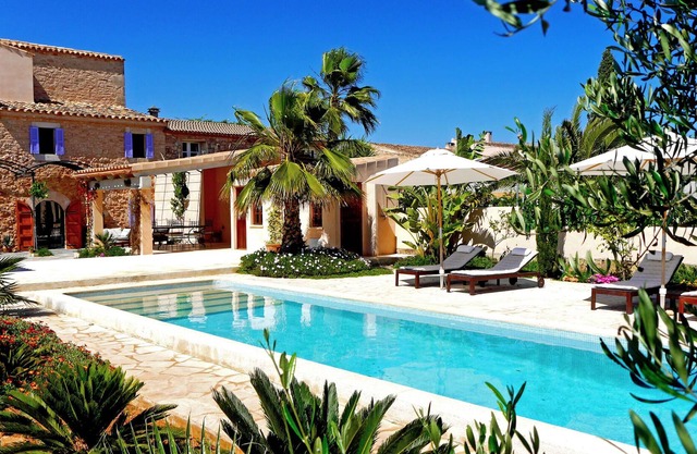 Holiday Home "3 Leones" with Mountain View, Pool, Garden & Wi-Fi
