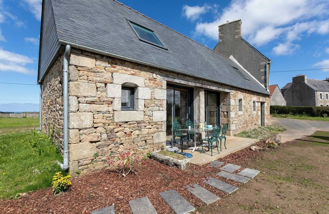 Holiday Home 'Gite Des Hauts Grève - Proche Mer' with Shared Terrace, Shared Garden and Wi-Fi