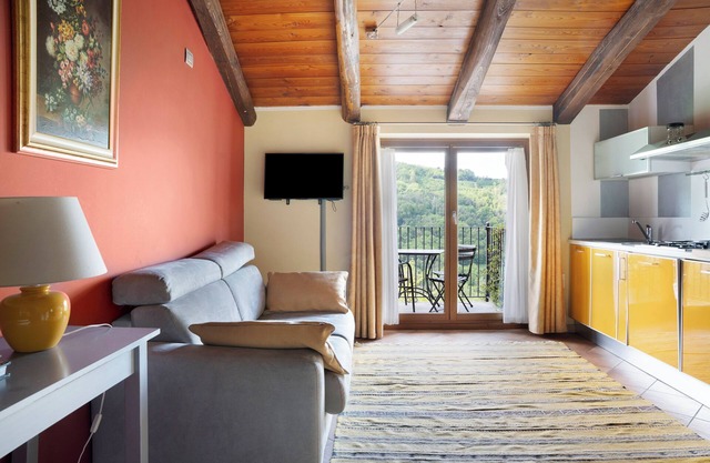 Holiday Home 'La Corte di Langa Alloggio Topazio' with Shared Pool & Wi-Fi