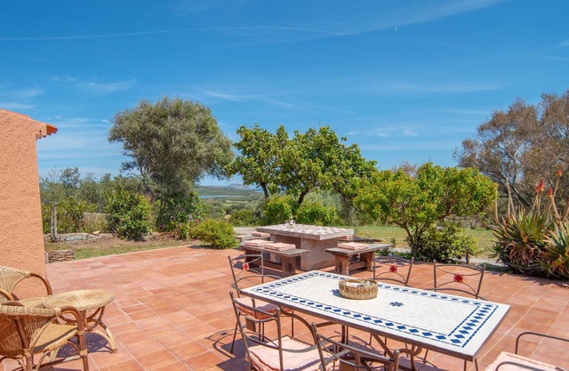 Holiday Home in Idyllic Location with Wi-Fi, Garden and Sea View; Parking available; Pets allowed