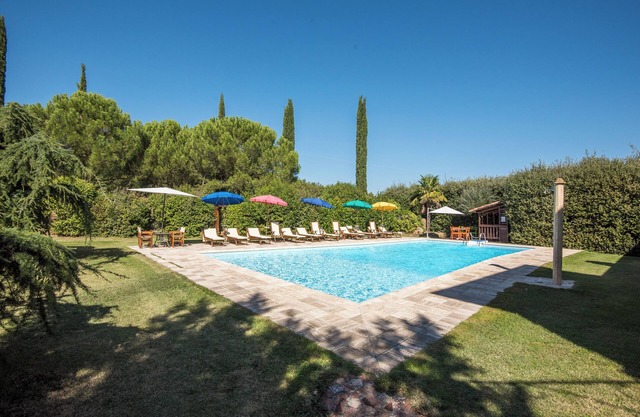 Holiday Home "Agriturismo Ischieto - Il Pino" with Shared Pool and Wi-Fi